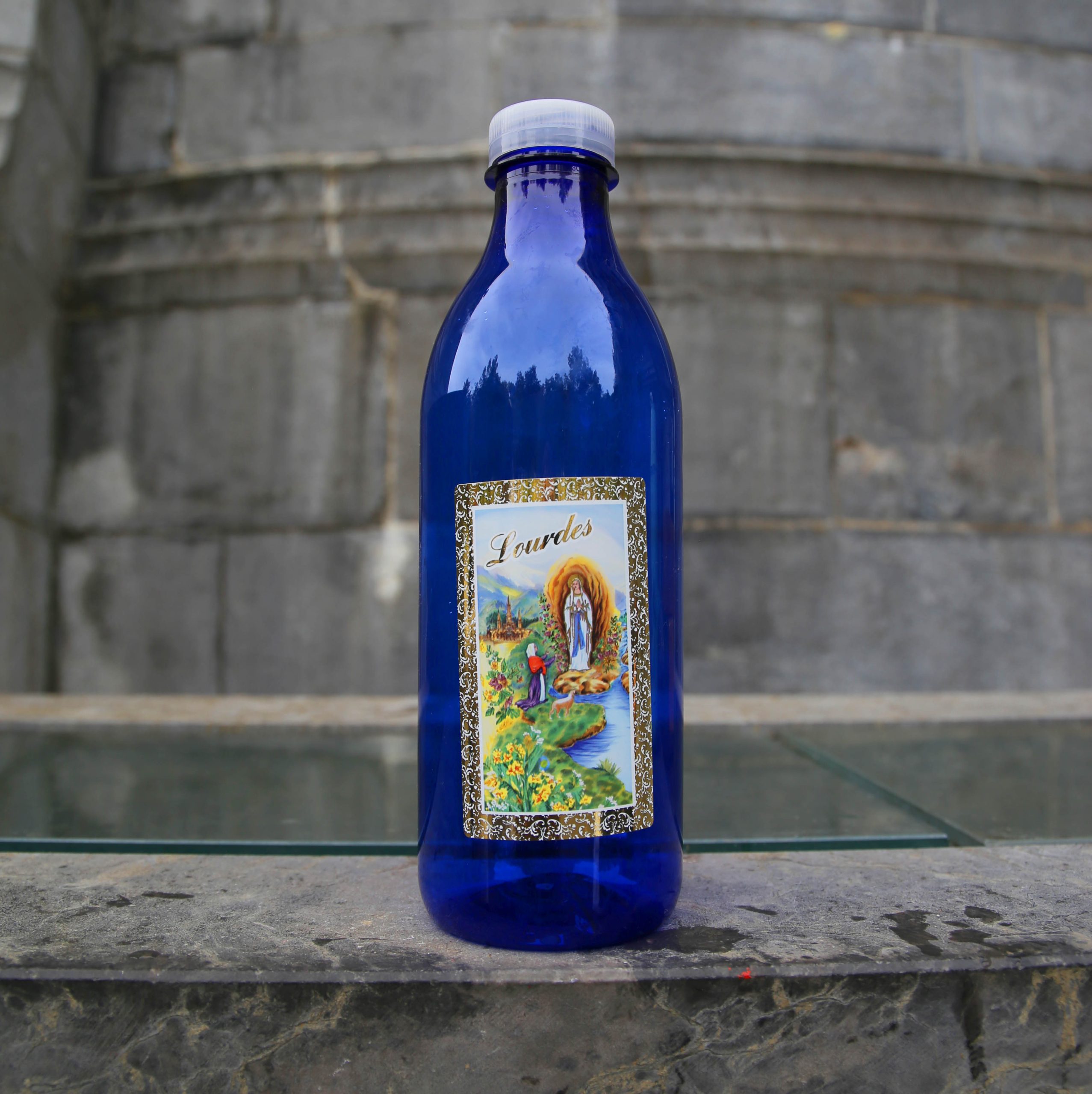 Bouteille plastique bleue Apparition de Lourdes avec 1L d'eau de Lourdes – Image 4